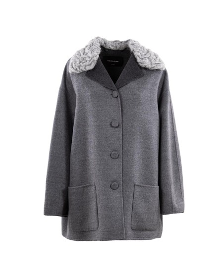 Shop FABIANA FILIPPI  Giaccone: Fabiana Filippi caban in double di lana.
Tessuto sofisticato e avvolgente lavorato a mano.
Caratterizzato dal collo in mohair staccabile.
Prodotto attraverso processi sostenibili.
Composizione: 100% lana vergine
Collo in maglia: 65% mohair – 33% nylon – 2% lana vergine.
Made in Italy.. CTD215F260 L604-VR2